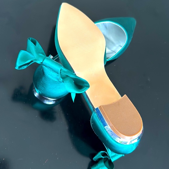 Emerald Green satin pointy toe flats with bows NWOB Silver accent heel size 40 - Picture 4 of 6